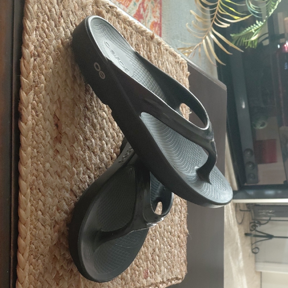 OOFOS Black Comfort Sandals